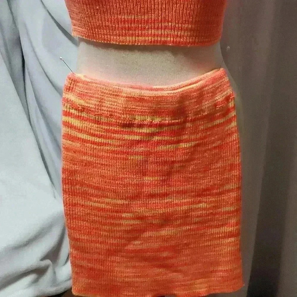 Lovely bright 2 piece - Picture 2 of 8